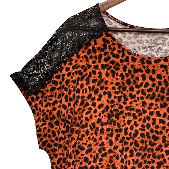 Torrid Super Soft Knit Blouse Women Size 1X Orange Animal Print Shoulder Lace - Picture 3 of 11
